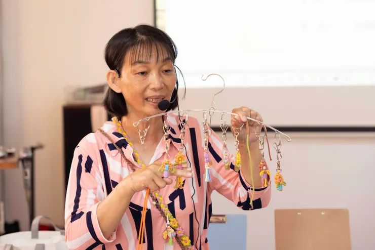 梁莉楸教學小花吊飾。