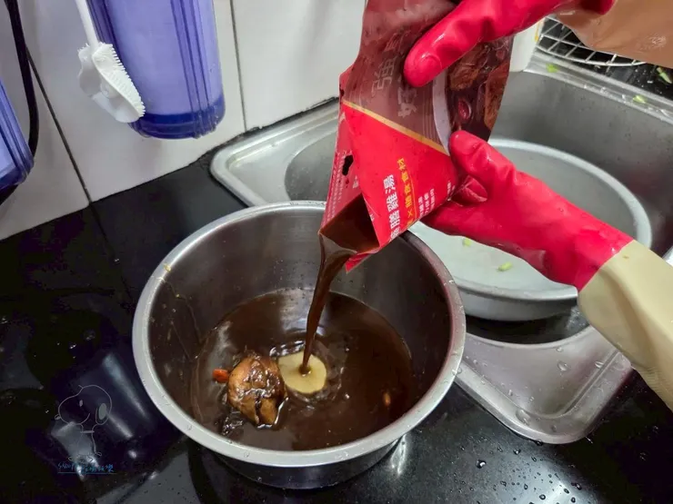 烏黑湯頭很吸睛