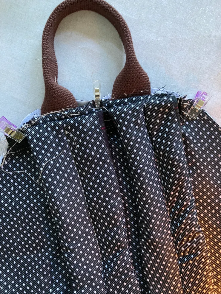 把老張原先壞掉的後背帶拿來換新做的表裡布！