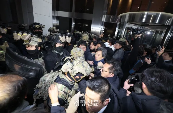 4日凌晨,韓國總統尹錫悅宣布戒嚴後,戒嚴部隊試圖封鎖首爾汝矣島國會大廈主樓通道,引發衝突。(取自 경향신문)