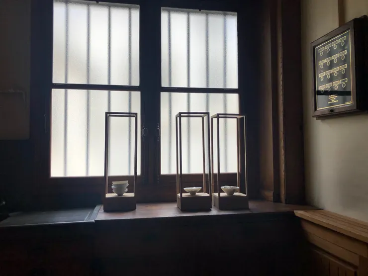 Edmund de Waal, muet, II- IV, 2021。從房間門口拍攝。