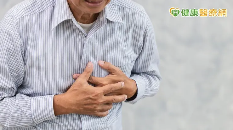 保暖方式包括:艾灸(神闕、關元、足三里)、生薑桂枝等溫熱食材,以及泡腳或拍打經絡來促進末梢循環。