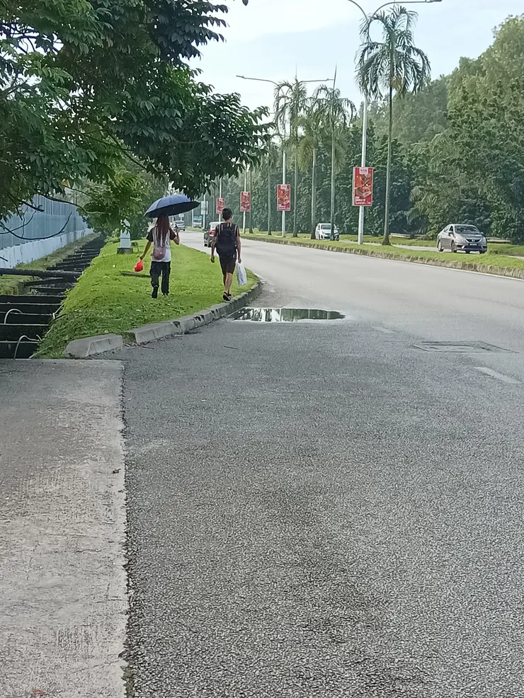 很多地方根本沒有我認知中的人行道。