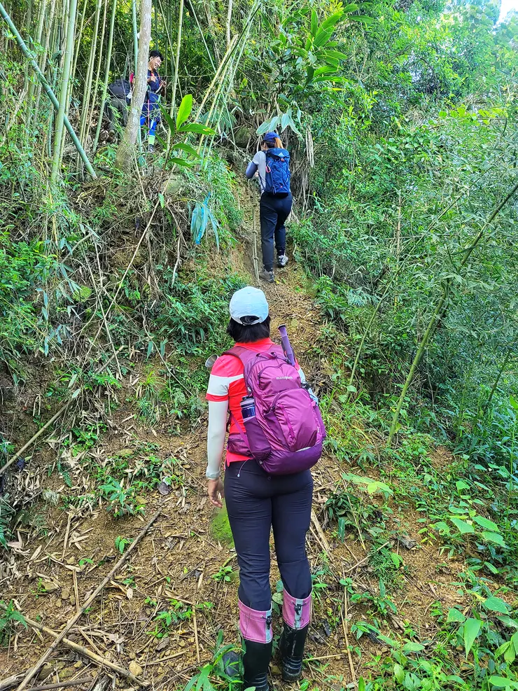 來到此段行程唯一的拉繩陡上路段