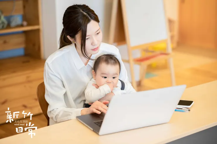 拜科技滋養所賜，這些全職媽媽還有另外一個身份：自由工作者。但一邊工作、一邊育兒並不浪漫。