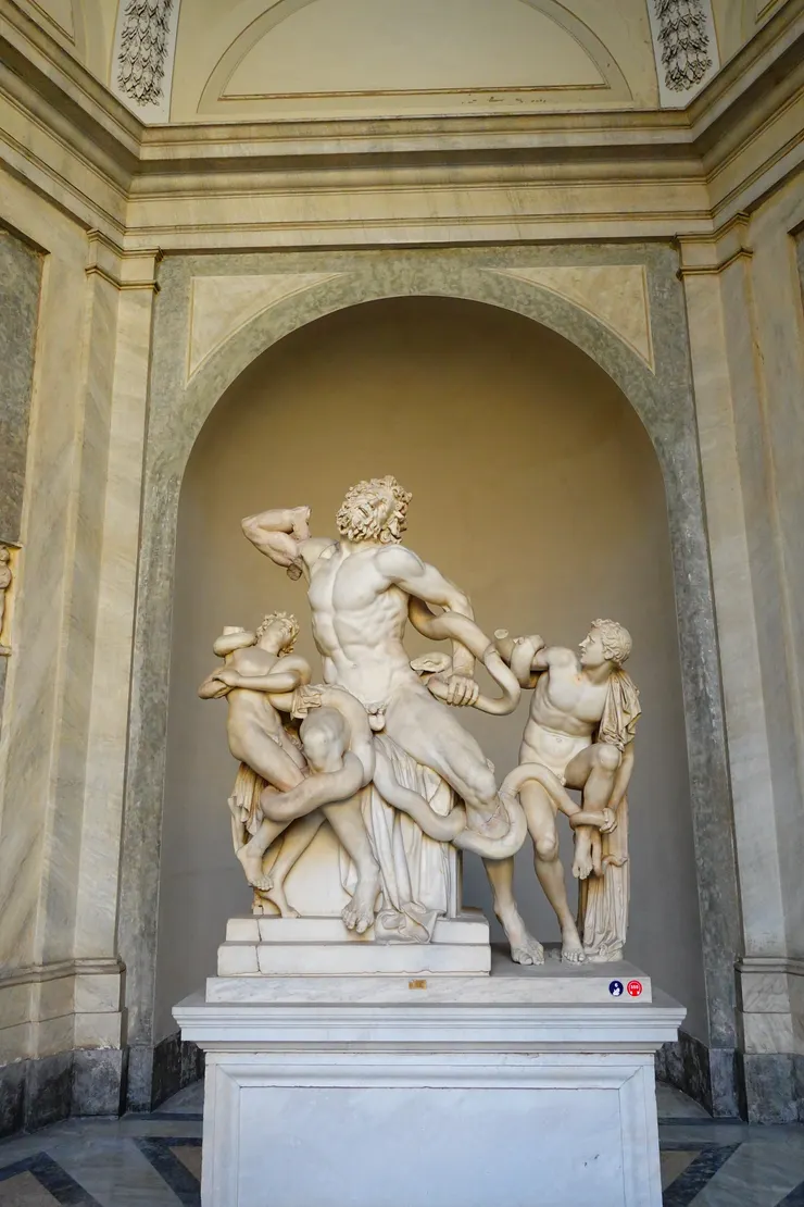 入館內前必先好好端詳這座大理石雕像--因為它，正是梵諦岡博物館得以成立的一個關鍵緣起之物...