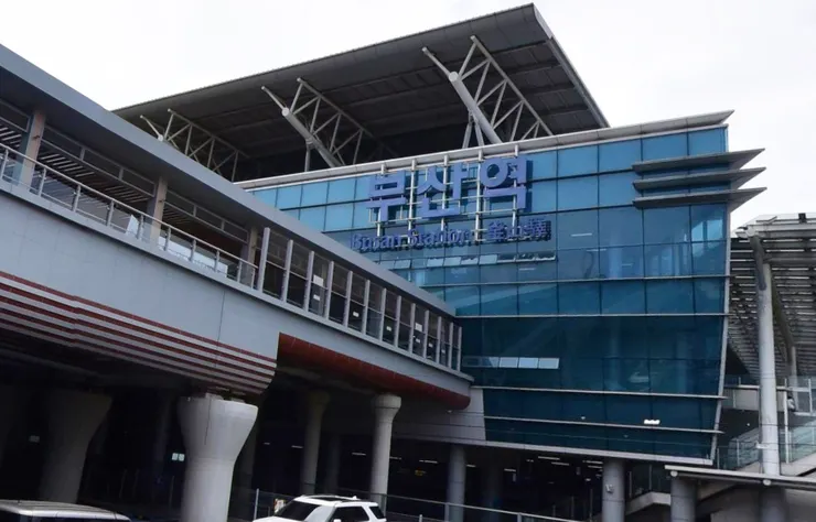 搭高鐵到釜山站(부산역)之後,你就可以走站內的連結天橋,一路拉著行李走到國際港口大樓,準備搭船啦!