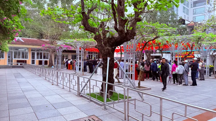 胡志明博物館早上8:00開放入場，7點多排隊的的人龍。