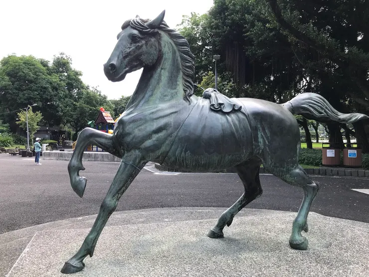 二二八公園裡的銅馬，腹上有櫻花紋飾；與桃園神社的很像，推可能是某個拆除神社遷來的吧