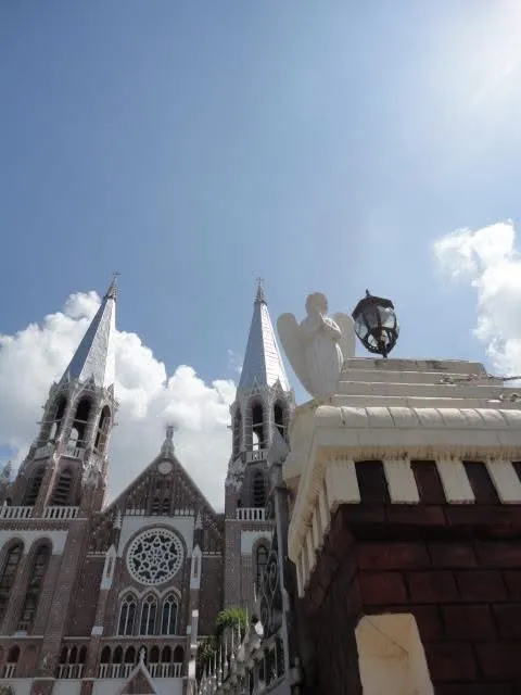 當年的仰光，出奇的安靜，你會以為城市裡沒人說話；但當地朋友告知，看似安靜底下，大家都害怕震響的背後原因，仍是政局如火山，隨時會爆開。