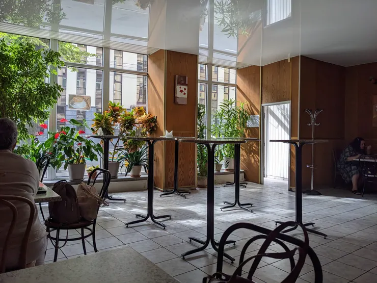 店內有立桌，方便來快速用餐的客人