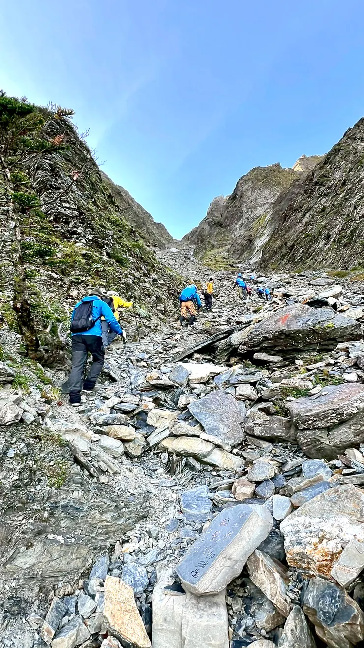 越往上石塊越碎