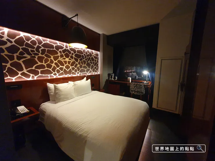 我們下榻的飯店Hotel Hendricks，空間不大，但交通方便，也是比價老半天後，價格算是最「親民」的商務飯店選擇