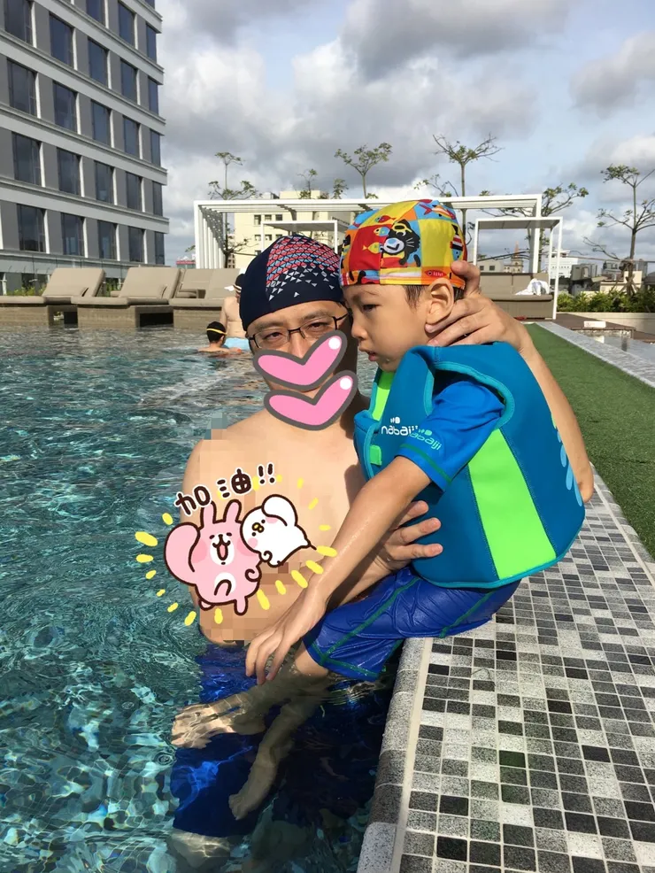 浮力背心適用常兒，祐需要照顧者扶著頭部。