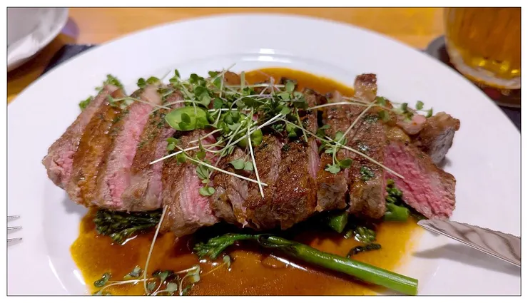 晚餐我點了牛排, 5分熟吧 很棒