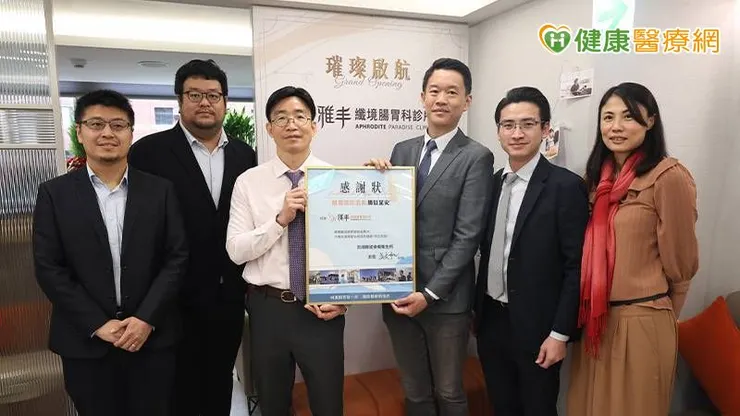 左起：葉人豪主任、沈群勝醫師、吳文和主任、鄭以勤院長、陳冠至副院長、顏華雯護理長