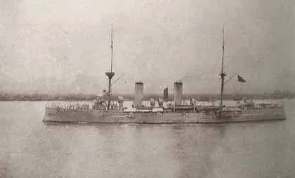 海容艦航行在長江中