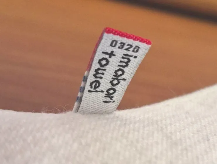 織標背面的格式是統一的，上面是四位數字企業編號，下面是 imabari towel 英文字樣