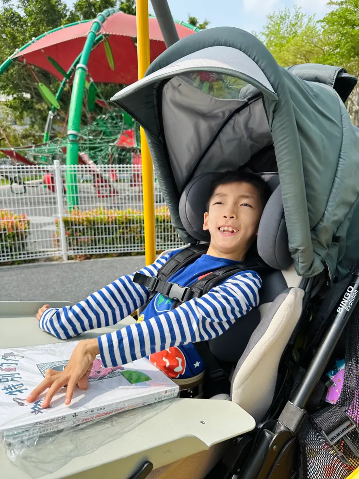 輪椅盪鞦韆是祐這些年來非常喜愛的設施，走遍各遊戲場玩遍各輪椅盪鞦韆的祂常露出這燦笑。