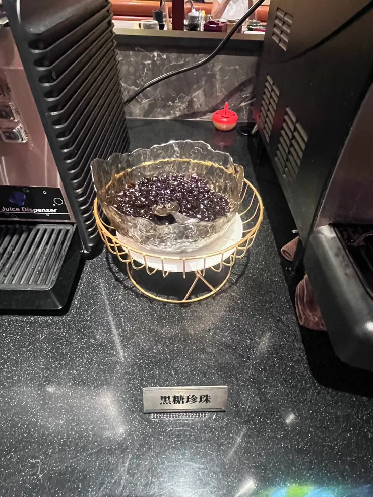 在奶茶旁邊還有珍珠可以吃