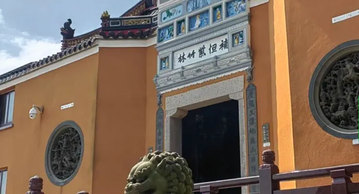 不肯去觀音院的正門，帶有精美的雕刻和藍色瓷磚裝飾，兩側有典雅的圓形浮雕，呈現出傳統寺廟的風貌。