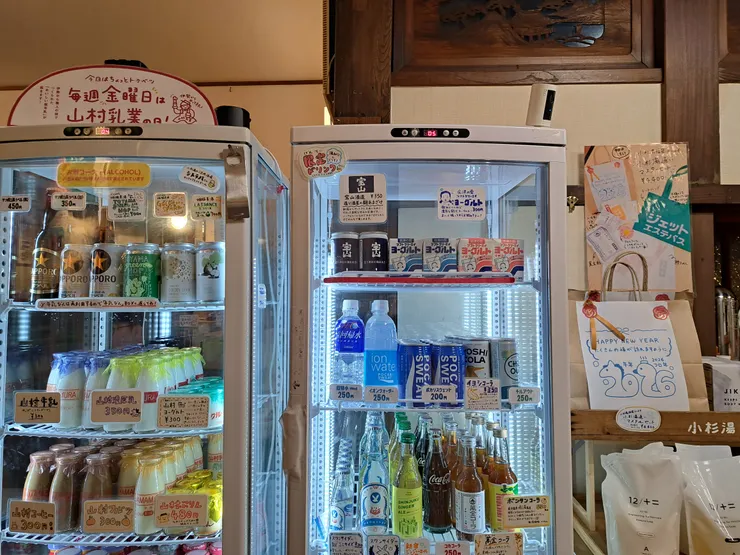 錢湯必備的冷飲櫃，冰牛奶與咖啡牛乳是不可或缺的品項