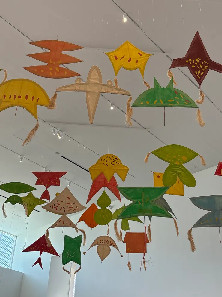 Joan Jonas《風中一線》，繽紛可愛ㄟ！