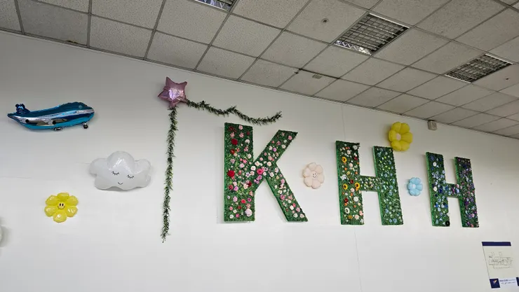 小港機場的這面代號牆好美!高雄國際機場的代號就是KHH