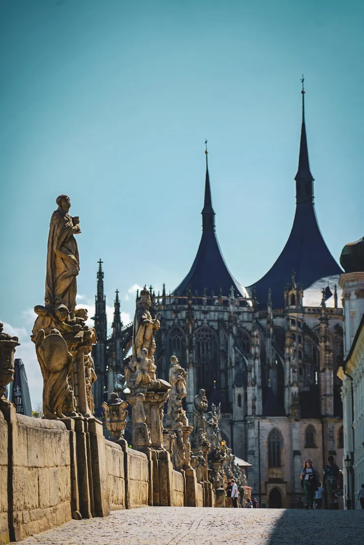 教堂外遍佈聖人像的大道：Barborská