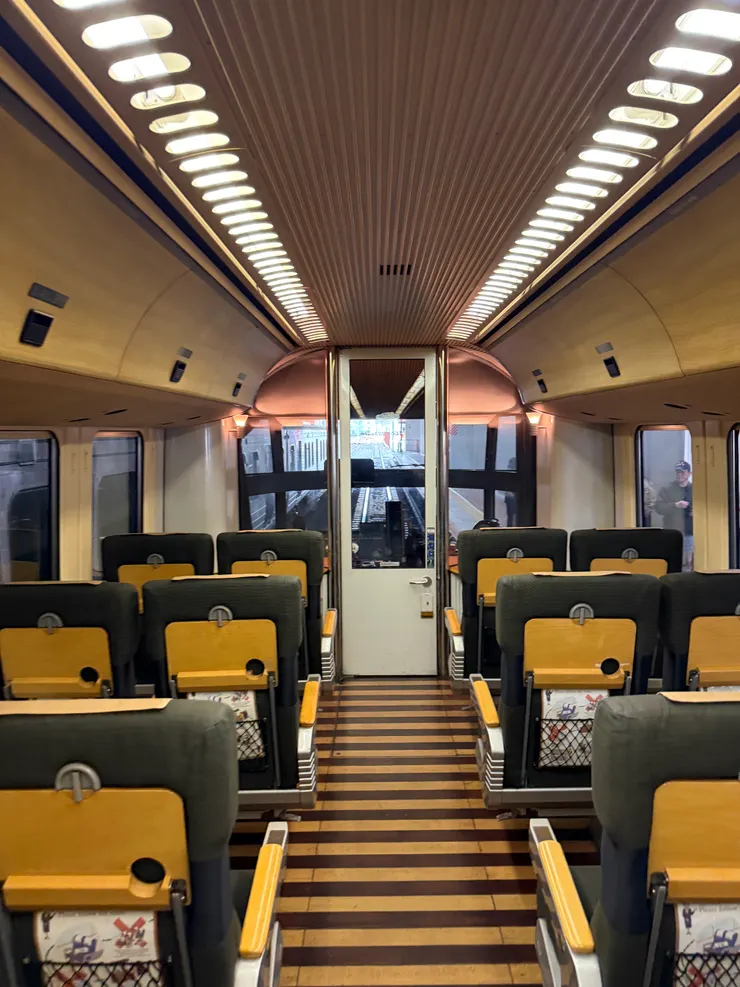 訂到了第一節車廂的第三排座位