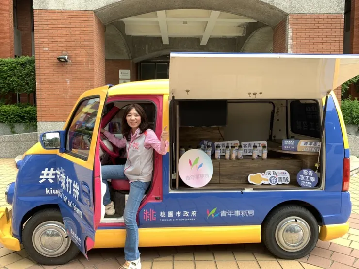 為讓更多人看到招募訊息，青年局招募團隊以駕駛餐車方式巡迴全台。圖：青年局提供