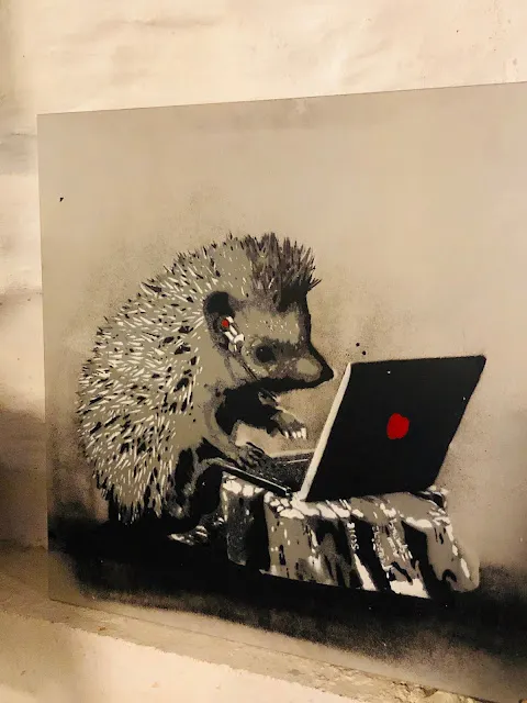 很可愛的畫作～打電腦的刺蝟。