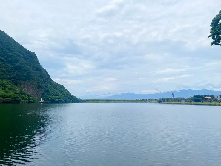 宜蘭-龜山島 || 環湖步道湖畔景致，可以看到剛剛經過的乘龍觀音以及對面的營地，可以見得其實這座湖並不大
