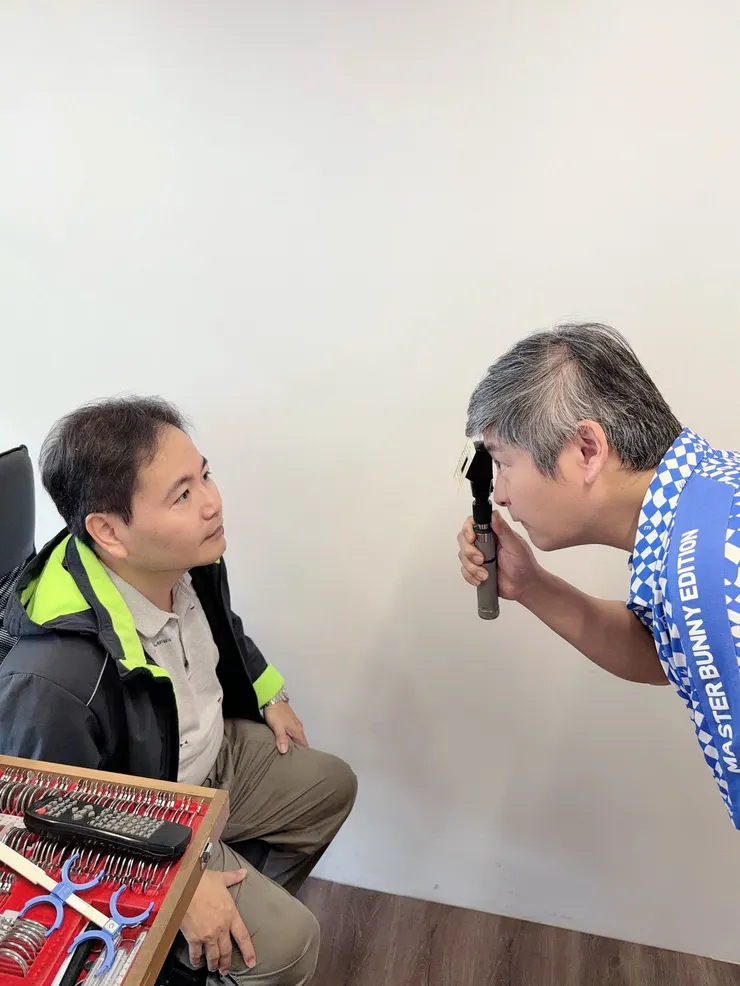 傳統與專業結合的測量方式，透過實際字卡閱讀確認老花度數。