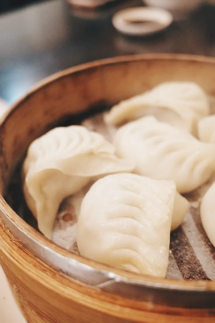 蒸著氤氳上桌的白胖蝦仁蒸餃。