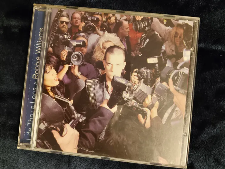 單飛後於1997年首發《Life Thru A Lens》專輯即一鳴驚人