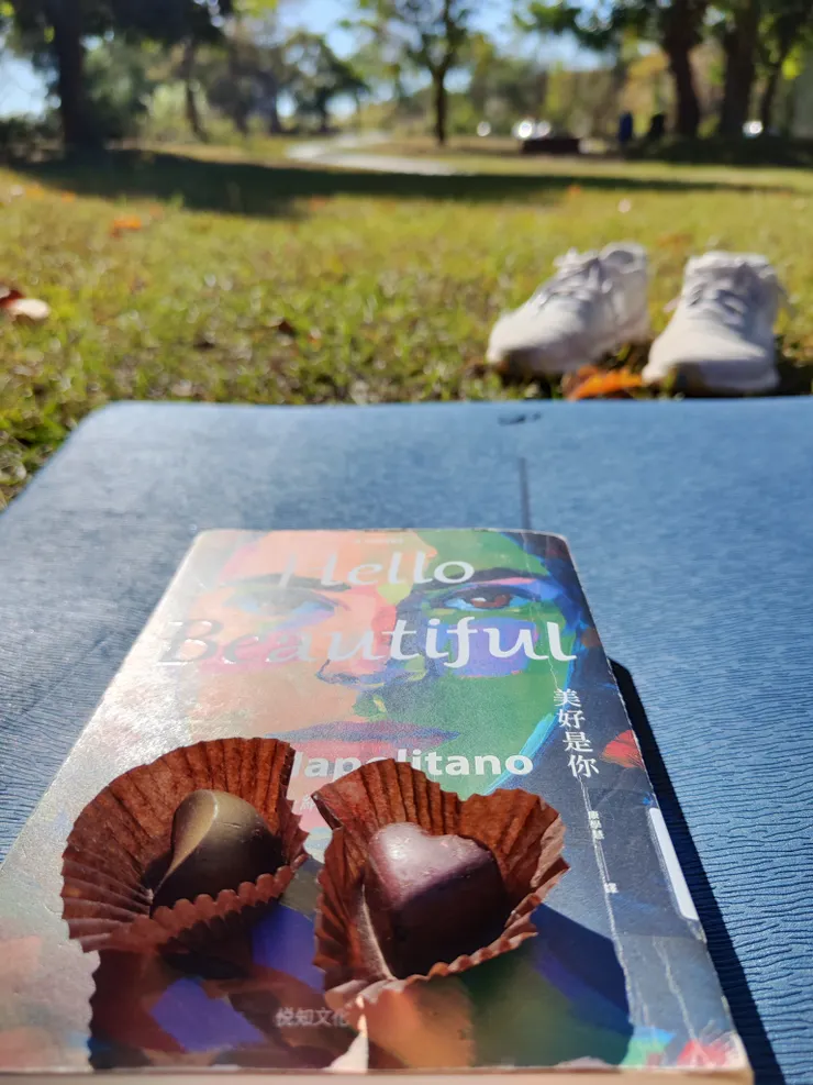 在公園休息做瑜珈