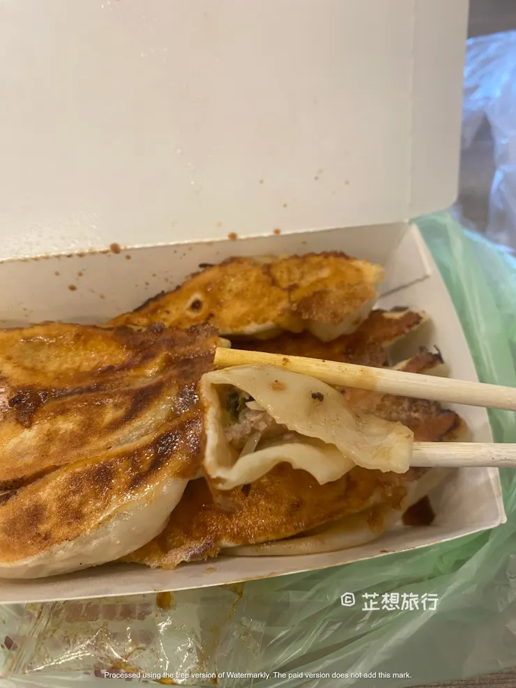 鍋貼帶有些湯汁讓鍋貼不至於吃起來很乾