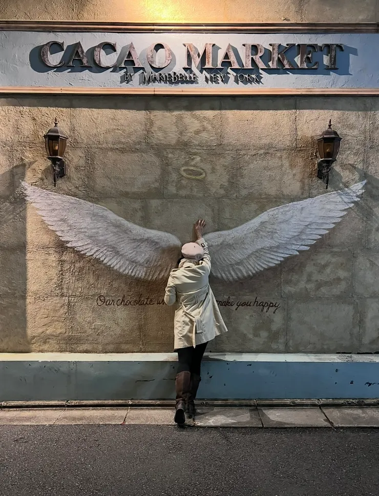 在天使翅膀前要怎麼擺姿勢拍照？不會擺姿勢的我，擺出了一個拙拙的樣子😂😂