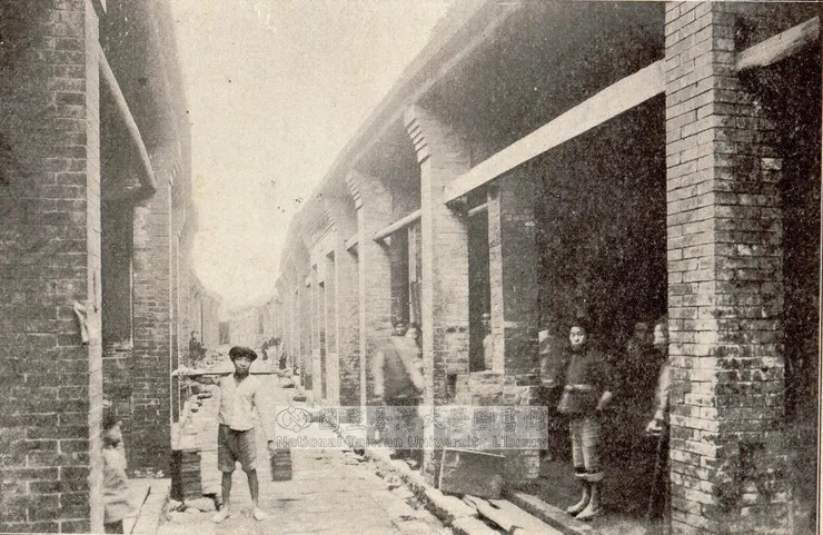 日治時期的大稻埕街道,村田一家本應平凡幸福的日子,突然戛然而止