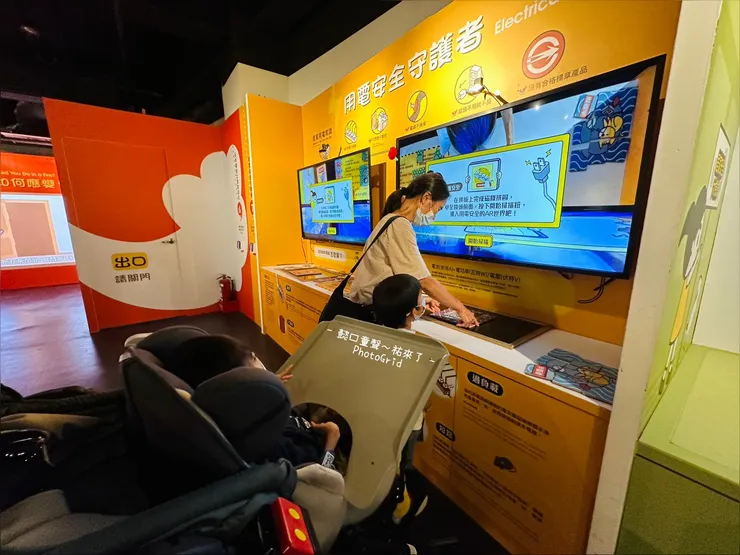 拚好磁鐵拼圖在螢幕下方掃描,就會出現解說影片。