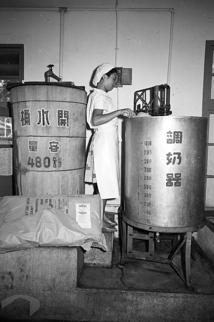圖8 廚工操作調奶器,將脫脂奶粉與熱水依比例混合調製 案名:1965農復會照片 檔號:0054/0012/1 來源機關:行政院新聞局 管有機關:國家發展委員會檔案管理