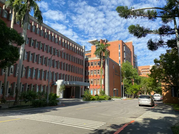 植物暨微生物研究所（1975北棟、1985南棟）