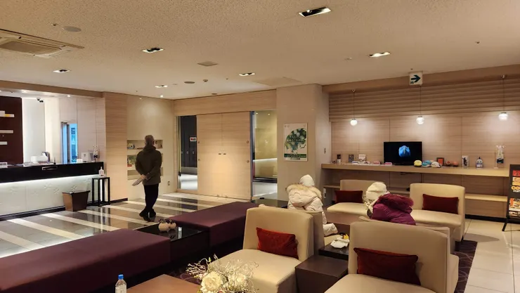 大廳一覽,圖中那扇門可以接到車站內的共構商場