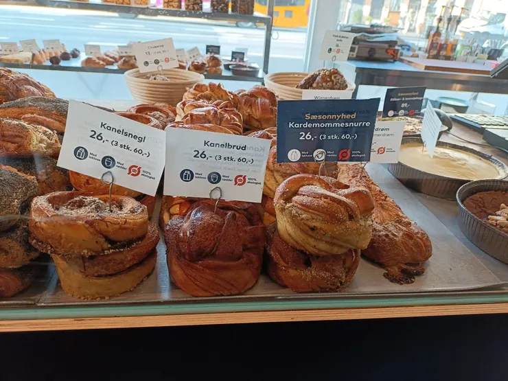 肉桂捲 kanelsnelge（左）