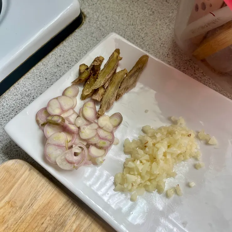 薑跟紅蔥頭是因為買回來放太久,趕快把它用掉,所以都可以不用沒關係