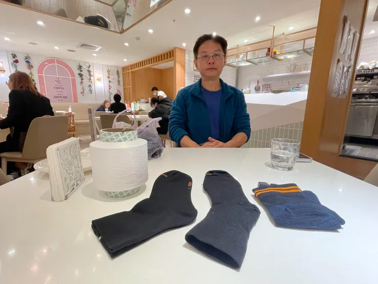 ▲以機能性紡織品起家的富利紡(AFFT),在環境部創新補助計畫支持下,與力麗集團合作,去年年底完成將含有杜邦技術的PTT、TPEE 泛聚酯彈性成分之廢棄的衣服,頭巾及襪子回收後重新抽成長纖,再製成原來的襪款,並已取得第三方GRS(全球回收標準)認證。