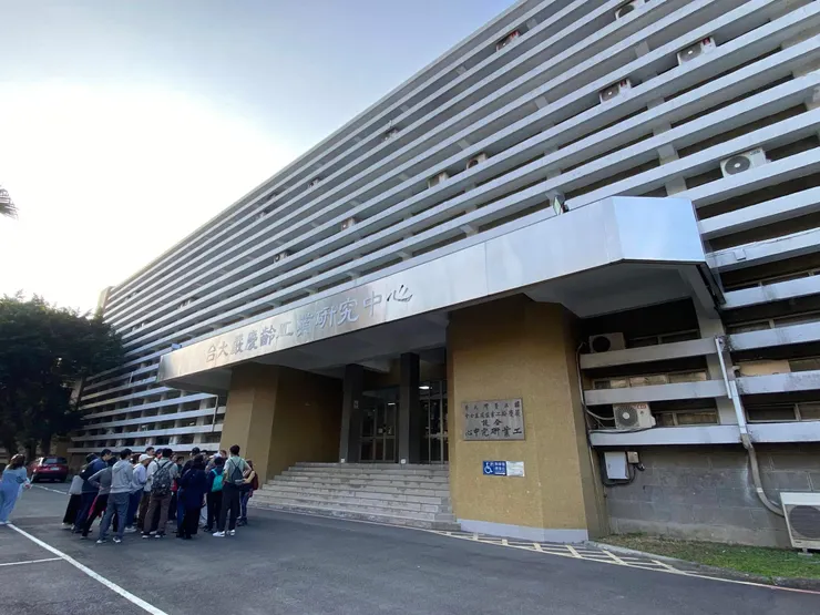 正面屋簷角落收了45度角,門口兩側的大柱子,收了45度角