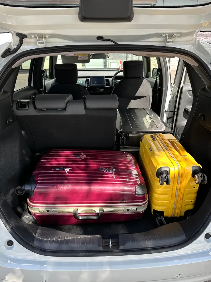 行李箱兩大一小(27+28+19吋),本來兩大想疊一起,但居然會有點超出,門會蓋不上