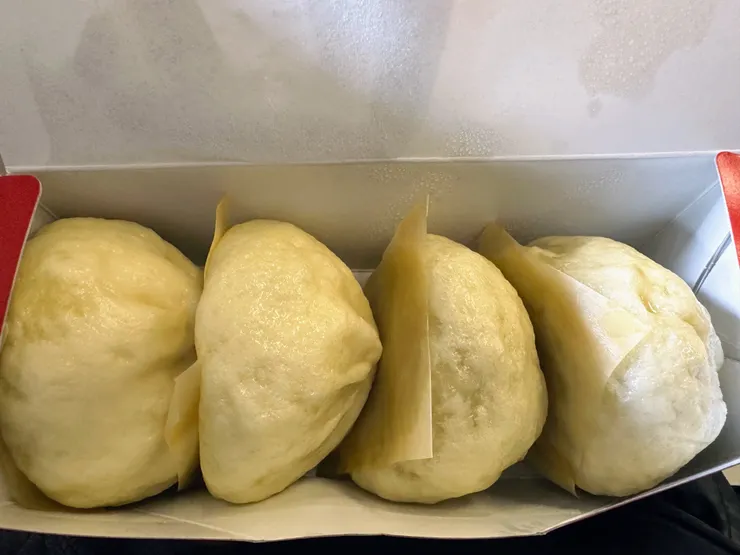 551HORAI的肉包外皮比較像是發糕的口感味道帶一點點叉燒包外皮的甜